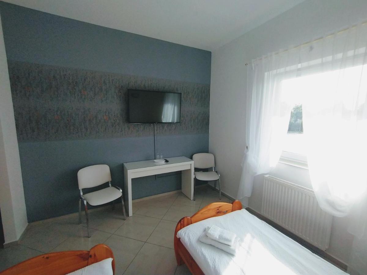 Hotel Zolta Walizka Gosciniec Podrzewie Exterior foto