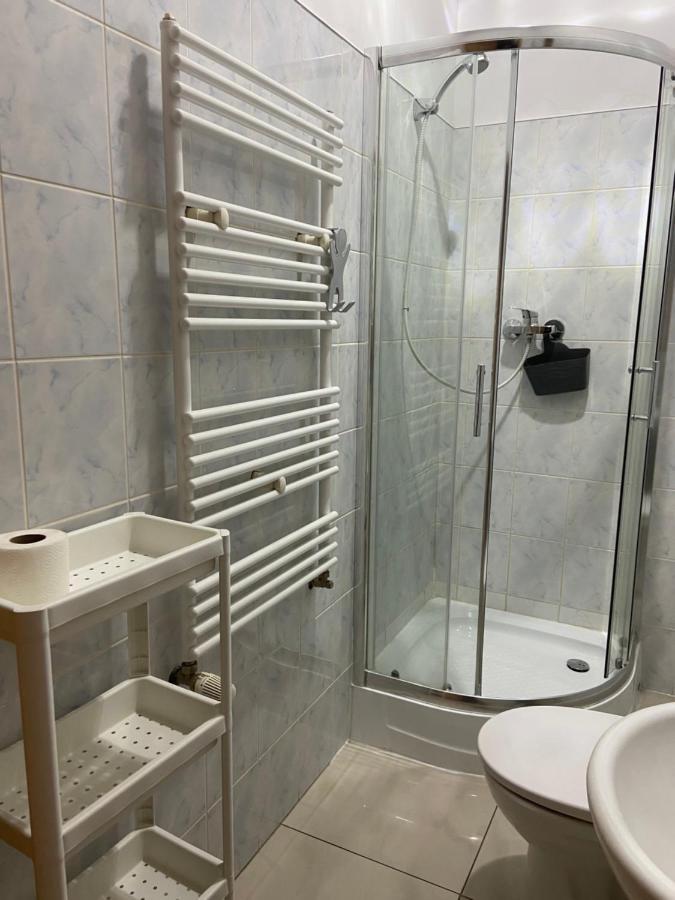Hotel Zolta Walizka Gosciniec Podrzewie Exterior foto